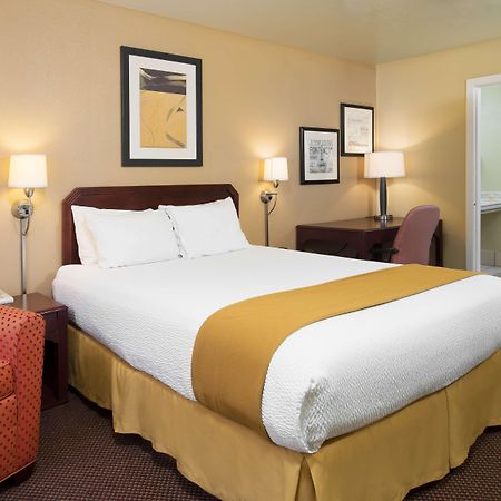 Days Inn By Wyndham Pinole Berkeley Exteriör bild