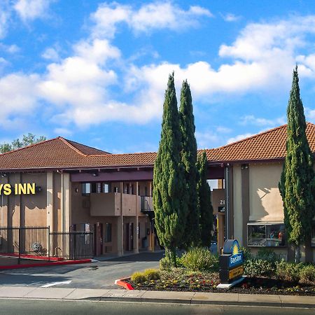 Days Inn By Wyndham Pinole Berkeley Exteriör bild