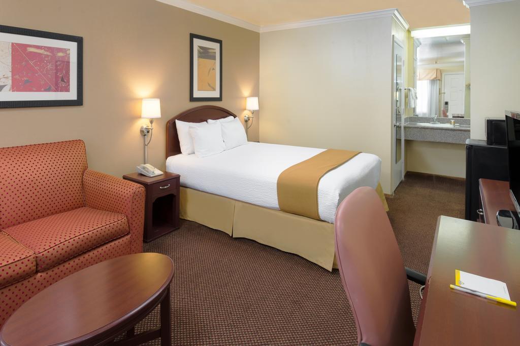 Days Inn By Wyndham Pinole Berkeley Rum bild