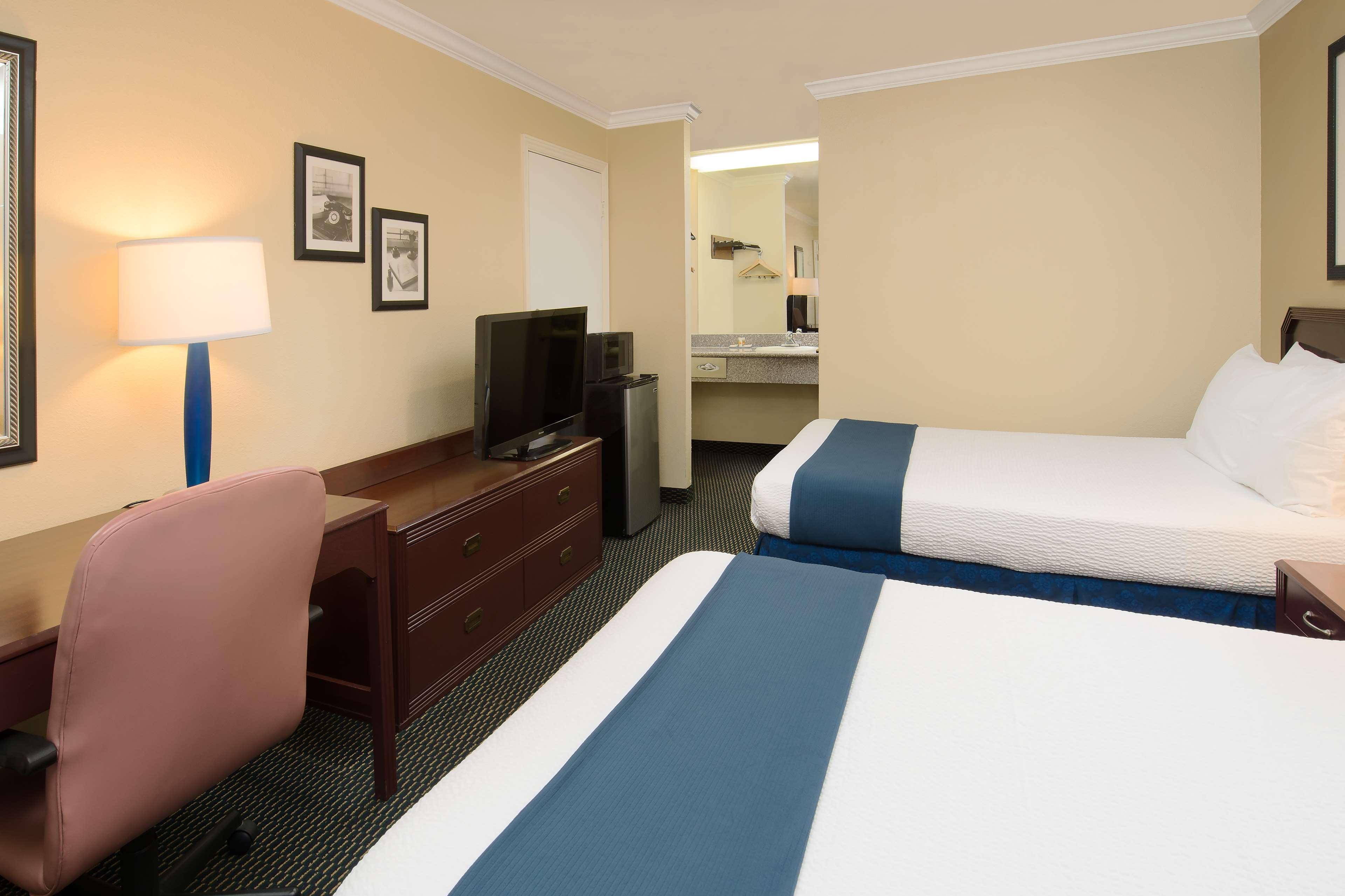 Days Inn By Wyndham Pinole Berkeley Exteriör bild